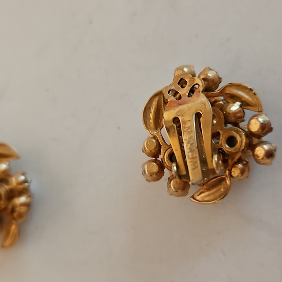 WEISS NY Vintage Milk Glass, Enamel & Rhinestones On Goldtone Clip On Earrings - Picture 5 of 5